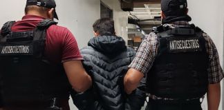 Presunto miembro de la banda criminal "Los Imitadores de Secuestros" capturado. Foto La Hora: PNC