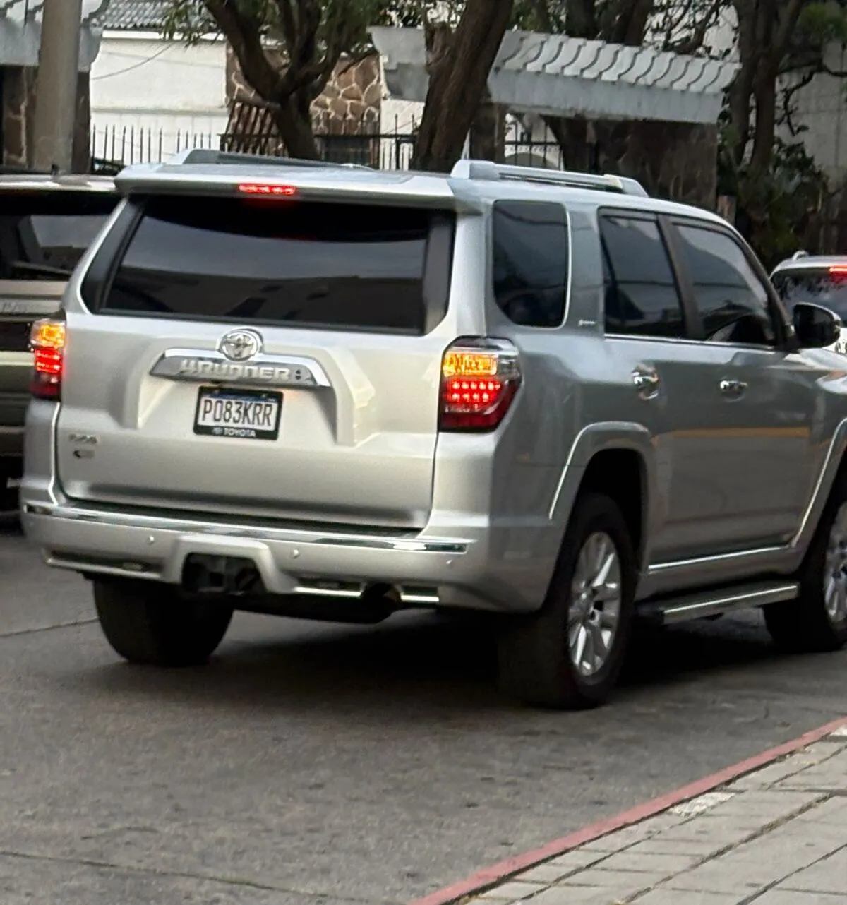 El vehículo donde fue vista la magistrada titular de la CC, Dina Ochoa. Foto: La Hora.