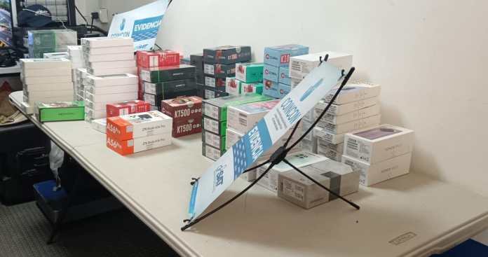 Capturan a conductor con 152 teléfonos celulares ingresados sin declarar impuestos