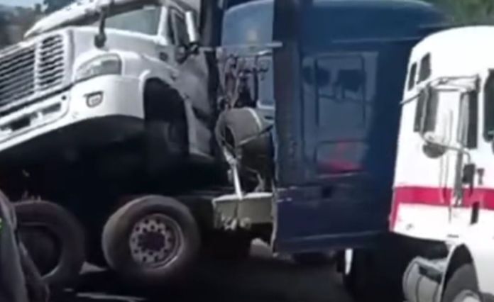 Uno de los choferes involucrados en el múltiple accidente no portaba licencia y tampoco cumplía la edad mínima, según la ley, para manejar transporte de carga. Foto La Hora: captura de pantalla PMT Villa Nueva