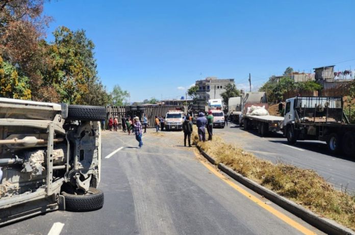 El picop y tráiler involucrados en el accidente obstaculizan dos carriles de la ruta Interamericana, afectando la circulación vial. Foto La Hora: Bomberos Voluntarios de Chupol/FB