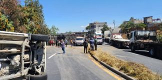 El picop y tráiler involucrados en el accidente obstaculizan dos carriles de la ruta Interamericana, afectando la circulación vial. Foto La Hora: Bomberos Voluntarios de Chupol/FB