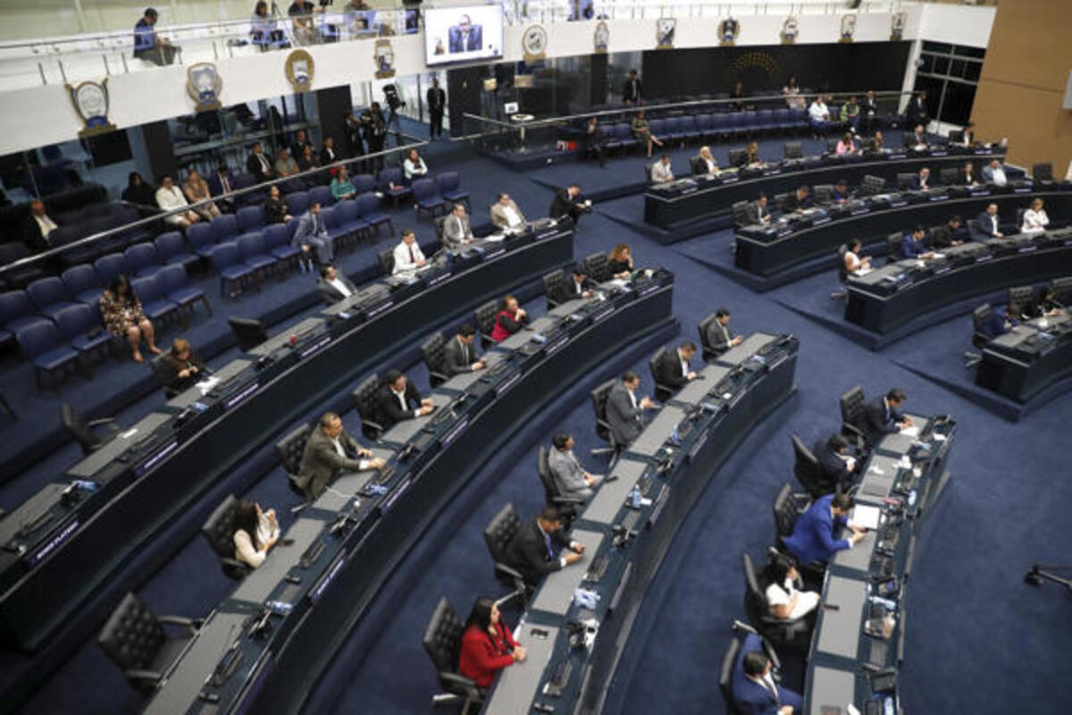 Diputados aliados de Bukele avalan cadena perpetua para menores y otras reformas penales en El Salvador