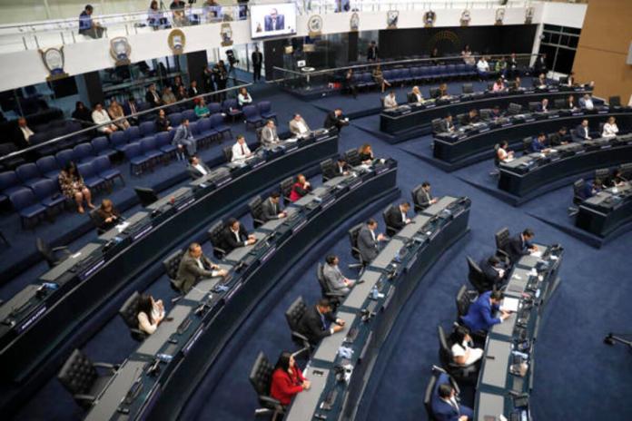 El Congreso de El Salvador ratifica reforma constitucional que habilita la cadena perpetua Diputados participan en una sesión plenaria este jueves, en San Salvador (El Salvador). EFE/ Rodrigo Sura