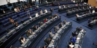 Diputados participan en una sesión plenaria este jueves, en San Salvador (El Salvador). EFE/ Rodrigo Sura