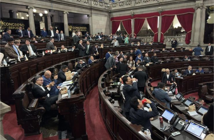 Después de conseguir los acuerdos necesarios, los diputados del Congreso eligieron a los diez magistrados titular y suplente para el TSE. Foto La Hora: José Orozco