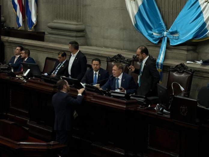 Después de 12 horas, los diputados aprobaron el orden del día, donde se debe cumplir con la elección de magistrados a la CC. Foto La Hora: Daniel Ramírez