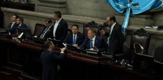 Después de 12 horas, los diputados aprobaron el orden del día, donde se debe cumplir con la elección de magistrados a la CC. Foto La Hora: Daniel Ramírez
