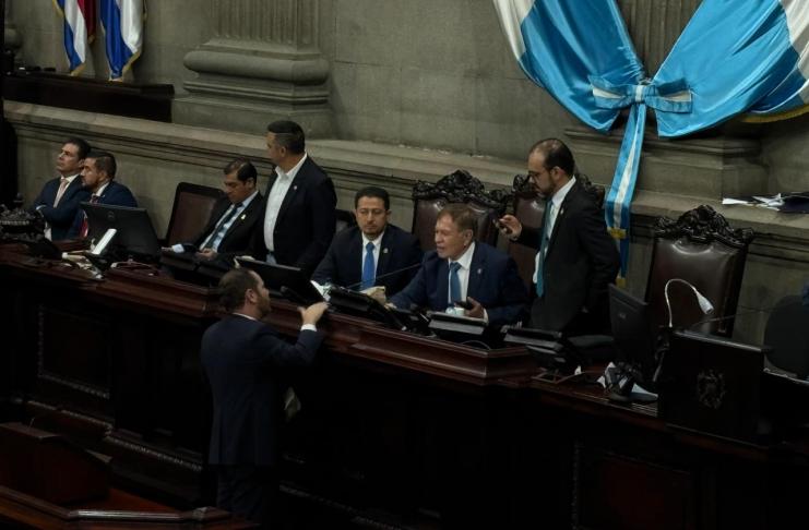 Después de 12 horas, los diputados aprobaron el orden del día, donde se debe cumplir con la elección de magistrados a la CC. Foto La Hora: Daniel Ramírez