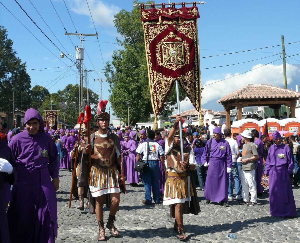 Romanos participando en recorrido procesional desde Antigua Guatemala.Foto: Sergio Vásquez
