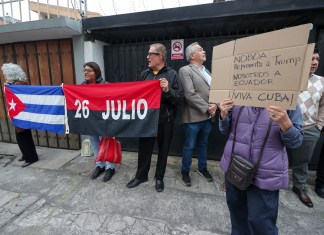 El Gobierno de Cuba rechazó este miércoles "en los términos más enérgicos" la expulsión de todo el personal diplomático de su embajada en Ecuador.