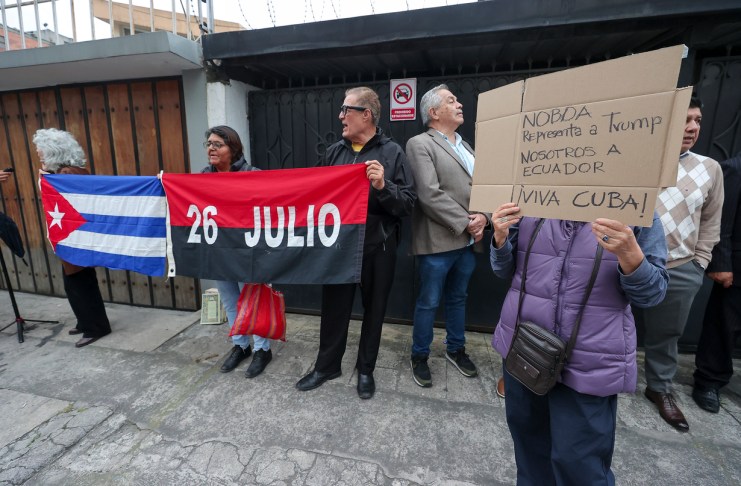 El Gobierno de Cuba rechazó este miércoles "en los términos más enérgicos" la expulsión de todo el personal diplomático de su embajada en Ecuador.