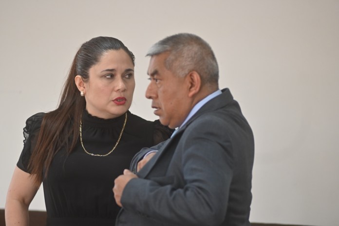 El jefe de la FECI, Rafael Curruchiche, y la fiscal Leonor Morales Lazo en una audiencia contra el abogado Eduardo Masaya. Foto La Hora: Archivo.
