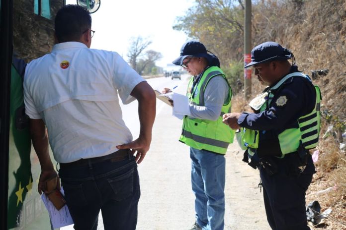 DGT Operativos ruta En el operativo se inspeccionaron 50 unidades y las autoridades emitieron 13 sanciones por infracciones como sobrecarga de buses y cambio de itinerarios. Foto La Hora: DGT