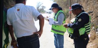 En el operativo se inspeccionaron 50 unidades y las autoridades emitieron 13 sanciones por infracciones como sobrecarga de buses y cambio de itinerarios. Foto La Hora: DGT