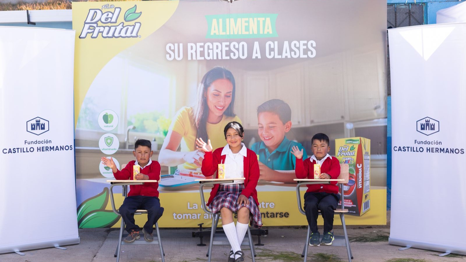 Niños beneficiados por la donación de escritorios por la promoción "El Premio Mayor Del Frutal". Foto: Cortesía Del Frutal. 