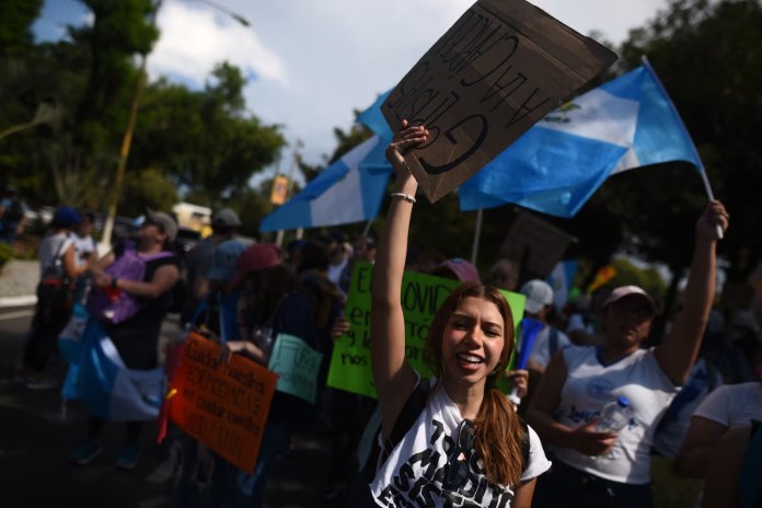 Democracia-EFE Una manifestante participa en las protestas de 2023 contra las acciones del Ministerio Público relacionadas con las elecciones generales. Foto: EFE / Esteban Biba.