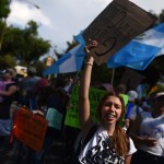 Una manifestante participa en las protestas de 2023 contra las acciones del Ministerio Público relacionadas con las elecciones generales. Foto: EFE / Esteban Biba.