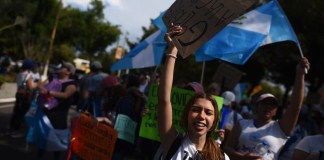 Una manifestante participa en las protestas de 2023 contra las acciones del Ministerio Público relacionadas con las elecciones generales. Foto: EFE / Esteban Biba.