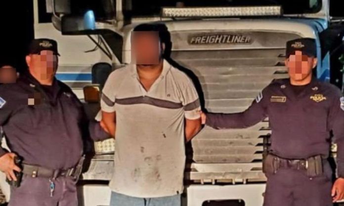 Con la ayuda de un agente canino, la Policía de El Salvador incautó 10 kilogramos de supuesta mariahuana en un tráiler que era manejado por José Wilber Polanco. Foto La Hora: PNC El Salvador