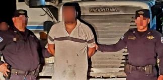 Con la ayuda de un agente canino, la Policía de El Salvador incautó 10 kilogramos de supuesta mariahuana en un tráiler que era manejado por José Wilber Polanco. Foto La Hora: PNC El Salvador