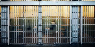 Dictan condena de más de medio siglo de prisión para hombre que abusó varias veces a una niña