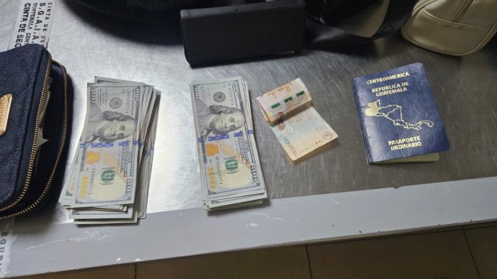 Pasajera con más de Q75 mil sin justificar es detenida en el aeropuerto La Aurora. Foto La Hora: PNC.