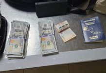 Pasajera con más de Q75 mil sin justificar es detenida en el aeropuerto La Aurora. Foto La Hora: PNC.