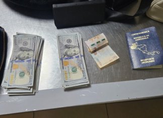 Pasajera con más de Q75 mil sin justificar es detenida en el aeropuerto La Aurora. Foto La Hora: PNC.