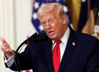 Trump califica como "uno de los más poderosos de la historia" el bombardeo contra la Isla de Kharg, la "joya de la corona" petrolera de Irán. Foto La Hora: EFE