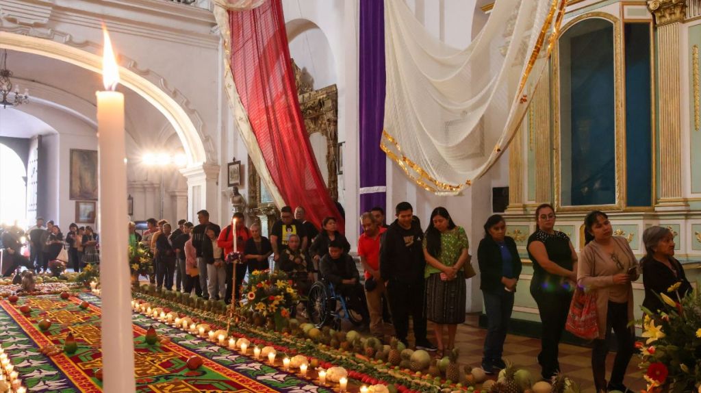 Los fieles católicos tienen hasta la media noche para acudir al templo de Jocotenango y ser parte de la velación del Dulce Rabí. Foto La Hora: Hermandad de Jocotenango