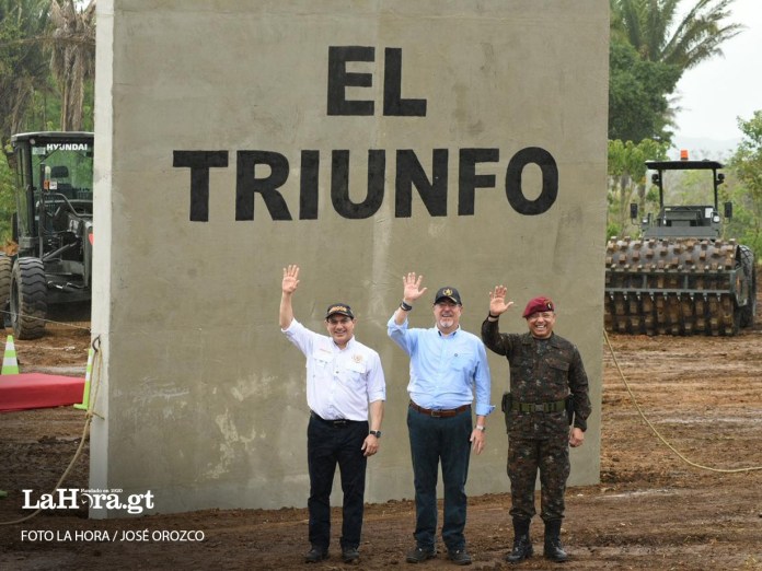 «El Triunfo», cárcel de máxima seguridad en Morales, Izabal. Con el ministro de Gobernación, Marco Antonio Villeda; el presidente Bernardo Arévalo; y el ministro de la Defensa Nacional, Henry Sáenz.