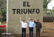 «El Triunfo», cárcel de máxima seguridad en Morales, Izabal. Con el ministro de Gobernación, Marco Antonio Villeda; el presidente Bernardo Arévalo; y el ministro de la Defensa Nacional, Henry Sáenz.