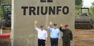 «El Triunfo», cárcel de máxima seguridad en Morales, Izabal. Con el ministro de Gobernación, Marco Antonio Villeda; el presidente Bernardo Arévalo; y el ministro de la Defensa Nacional, Henry Sáenz.
