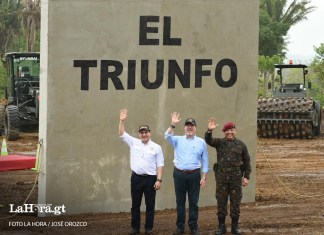 «El Triunfo», cárcel de máxima seguridad en Morales, Izabal. Con el ministro de Gobernación, Marco Antonio Villeda; el presidente Bernardo Arévalo; y el ministro de la Defensa Nacional, Henry Sáenz.