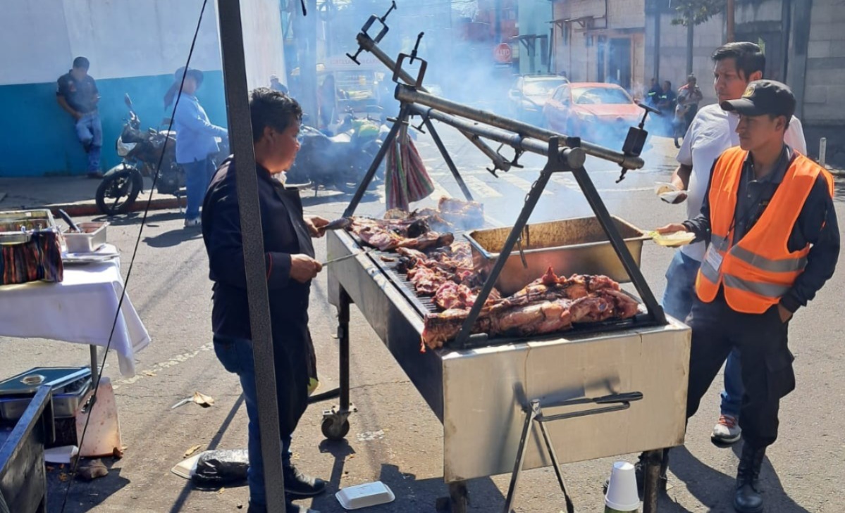Comida y bebida se ofrece a ingenieros que se presentan a emitir su voto.