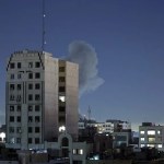 El humo se eleva detrás de un edificio tras una explosión en el segundo día consecutivo de ataques por parte de Estados Unidos e Israel, en Teherán, Irán. EFE/EPA/ABEDIN TAHERKENAREH