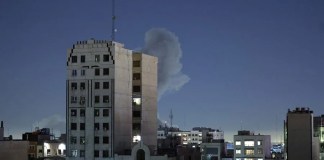 El humo se eleva detrás de un edificio tras una explosión en el segundo día consecutivo de ataques por parte de Estados Unidos e Israel, en Teherán, Irán. EFE/EPA/ABEDIN TAHERKENAREH