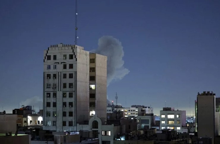 El humo se eleva detrás de un edificio tras una explosión en el segundo día consecutivo de ataques por parte de Estados Unidos e Israel, en Teherán, Irán. EFE/EPA/ABEDIN TAHERKENAREH