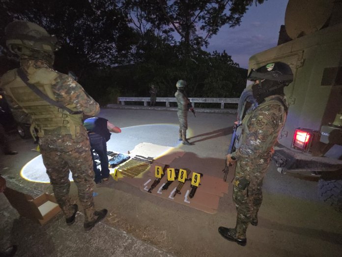Ejercito Hallan armamento de alto calibre, cargadores y municiones en Catarina, San Marcos. Foto La Hora: Ejército.