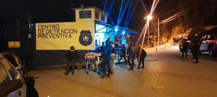 El reo recapturado y perteneciente al Barrio 18 fue trasladado de Xela a la capital bajo un fuerte dispositivo de seguridad. Foto La Hora: PNC