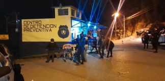 El reo recapturado y perteneciente al Barrio 18 fue trasladado de Xela a la capital bajo un fuerte dispositivo de seguridad. Foto La Hora: PNC