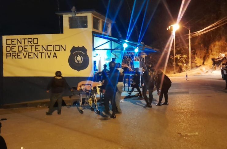 El reo recapturado y perteneciente al Barrio 18 fue trasladado de Xela a la capital bajo un fuerte dispositivo de seguridad. Foto La Hora: PNC