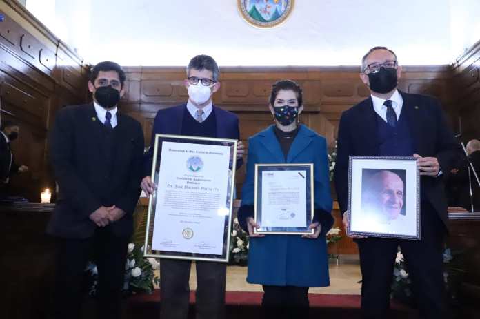 Homenaje póstumo a José el Sordo Barnoya García médico , cirujano, urólogo, ex catedrático de la Usac, columnista, escritor, y figura emblemática de la Huelga de Dolores, quien falleció el 7 de noviembre pasado.