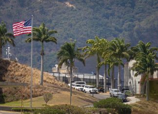 Después de 7 años, la embajada de Estados Unidos en Venezuela iza su bandera. Foto La Hora: EFE