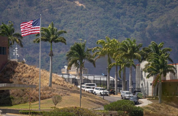 Después de 7 años, la embajada de Estados Unidos en Venezuela iza su bandera. Foto La Hora: EFE