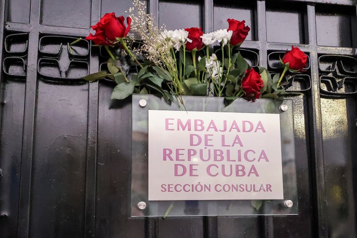 Fotografía que muestra la fachada de la Embajada de Cuba este miércoles, en Quito (Ecuador).