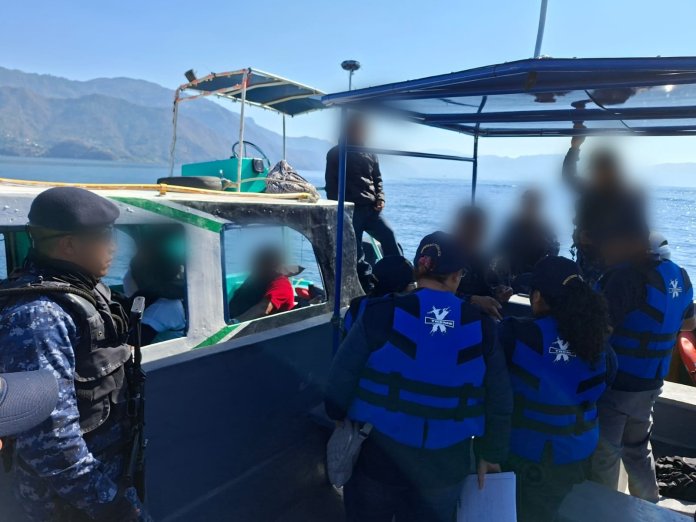 Operativo en Atitlán deja embarcación bajo resguardo por falta de documentación. Foto La Hora: MP.