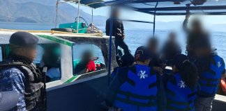 Operativo en Atitlán deja embarcación bajo resguardo por falta de documentación. Foto La Hora: MP.