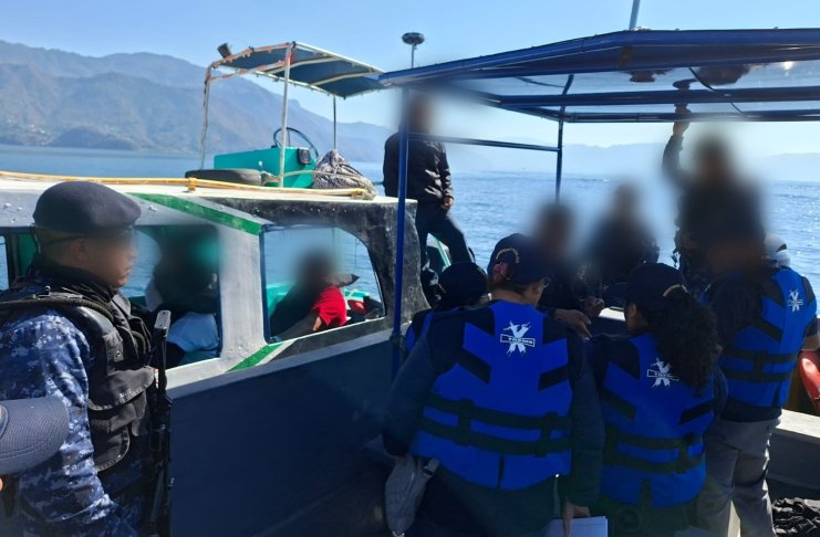 Operativo en Atitlán deja embarcación bajo resguardo por falta de documentación. Foto La Hora: MP.